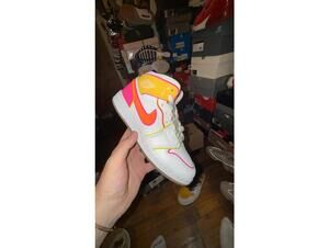 Jordan 1 mid orange pink sz 5.5y